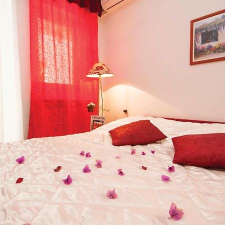 Cozy Apartment In Brodarica With Wifi Ngoại thất bức ảnh