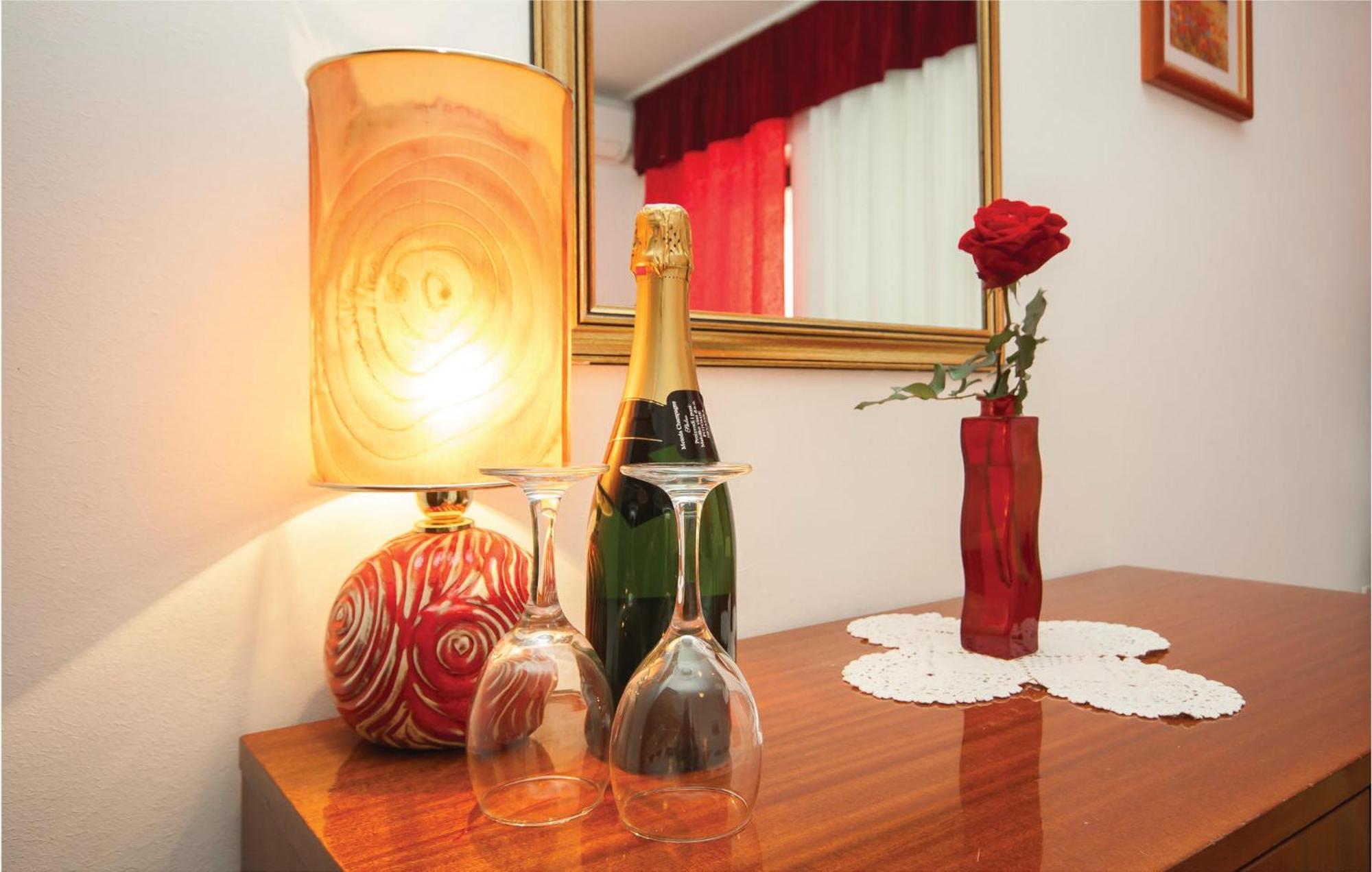 Cozy Apartment In Brodarica With Wifi Ngoại thất bức ảnh